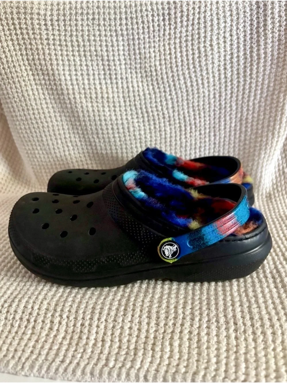 Crocs Kids 4 Black Lined Clogs – Rainbow Fuzzy Interior - Picture 7 of 11
